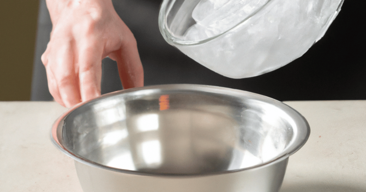 usando agua fr&iacute;a con hielo para controlar la fermentaci&oacute;n de la masa en verano